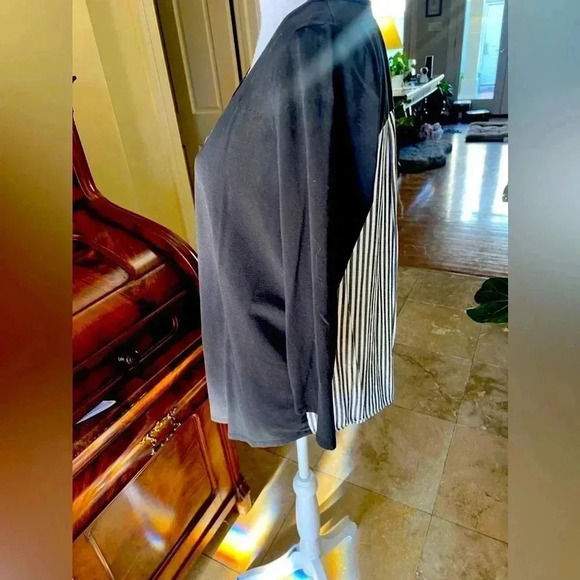 J Jill ladies top Medium. Black. V neck striped back back unbuttons - Picture 6 of 10